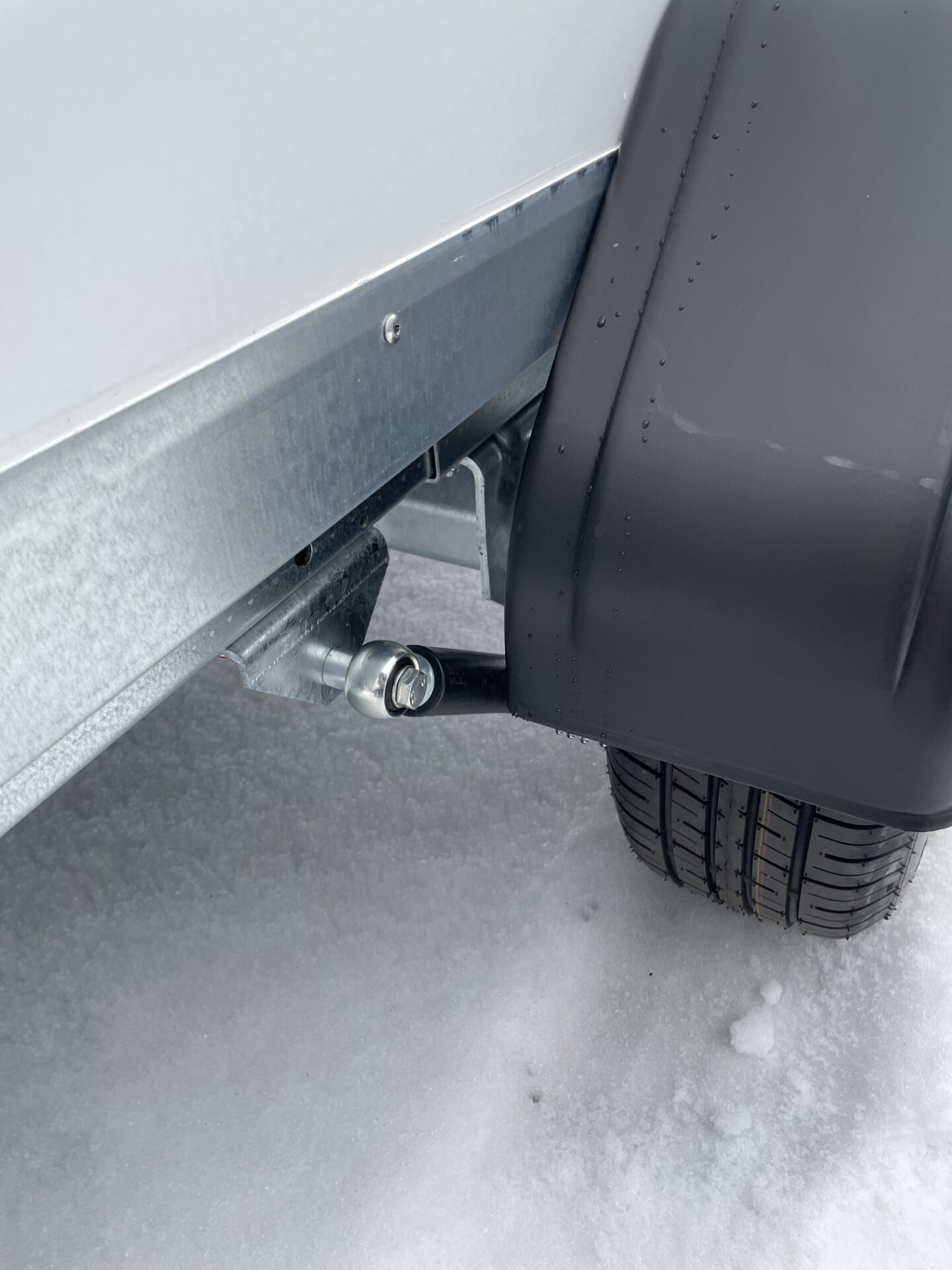 Brenderup CD260WBR1300, 1300 kg, Überfahrwand und Radstoßdämpfer – Bild 4