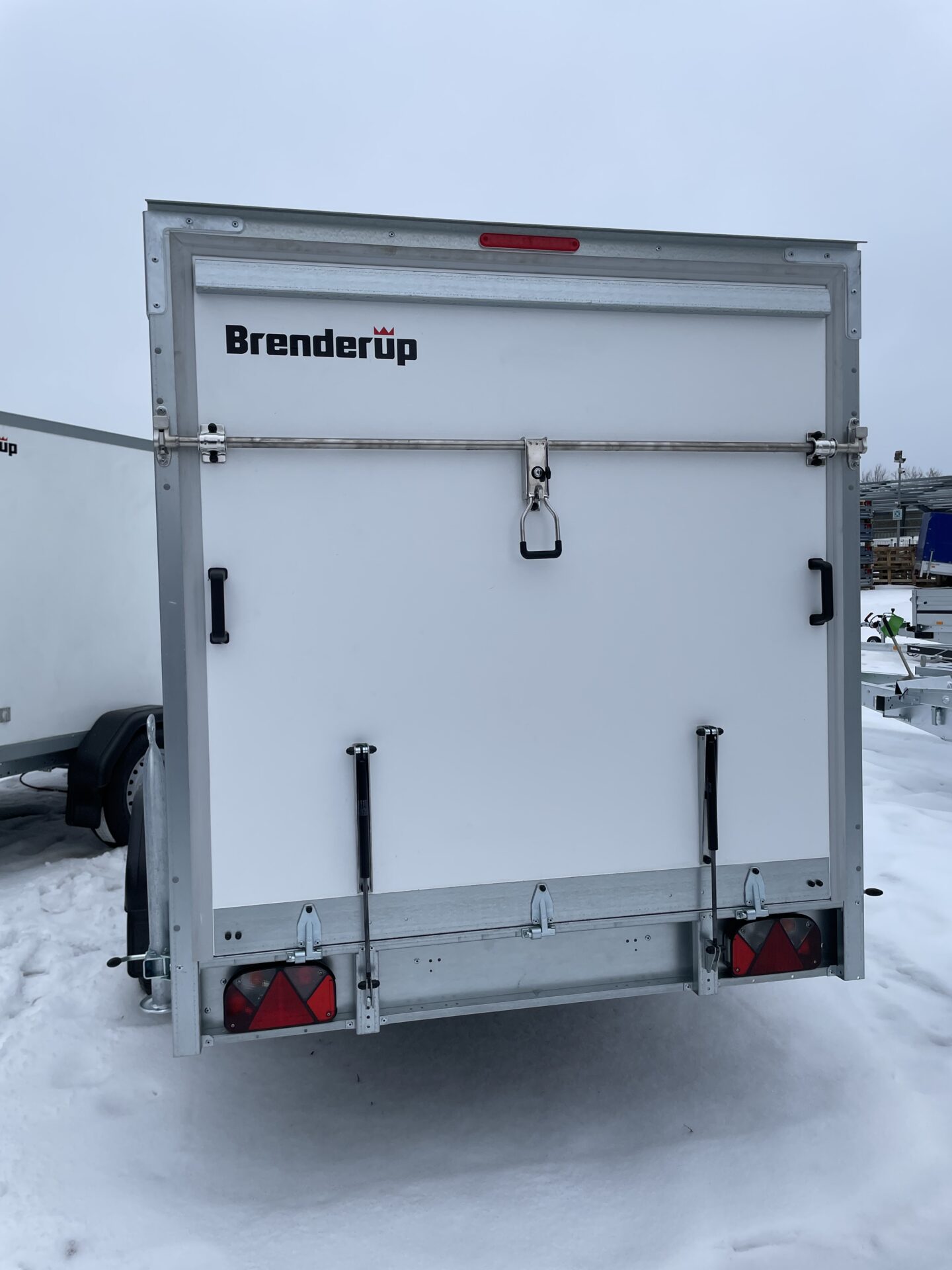 Brenderup CD260WBR1300, 1300 kg, Überfahrwand und Radstoßdämpfer – Bild 5