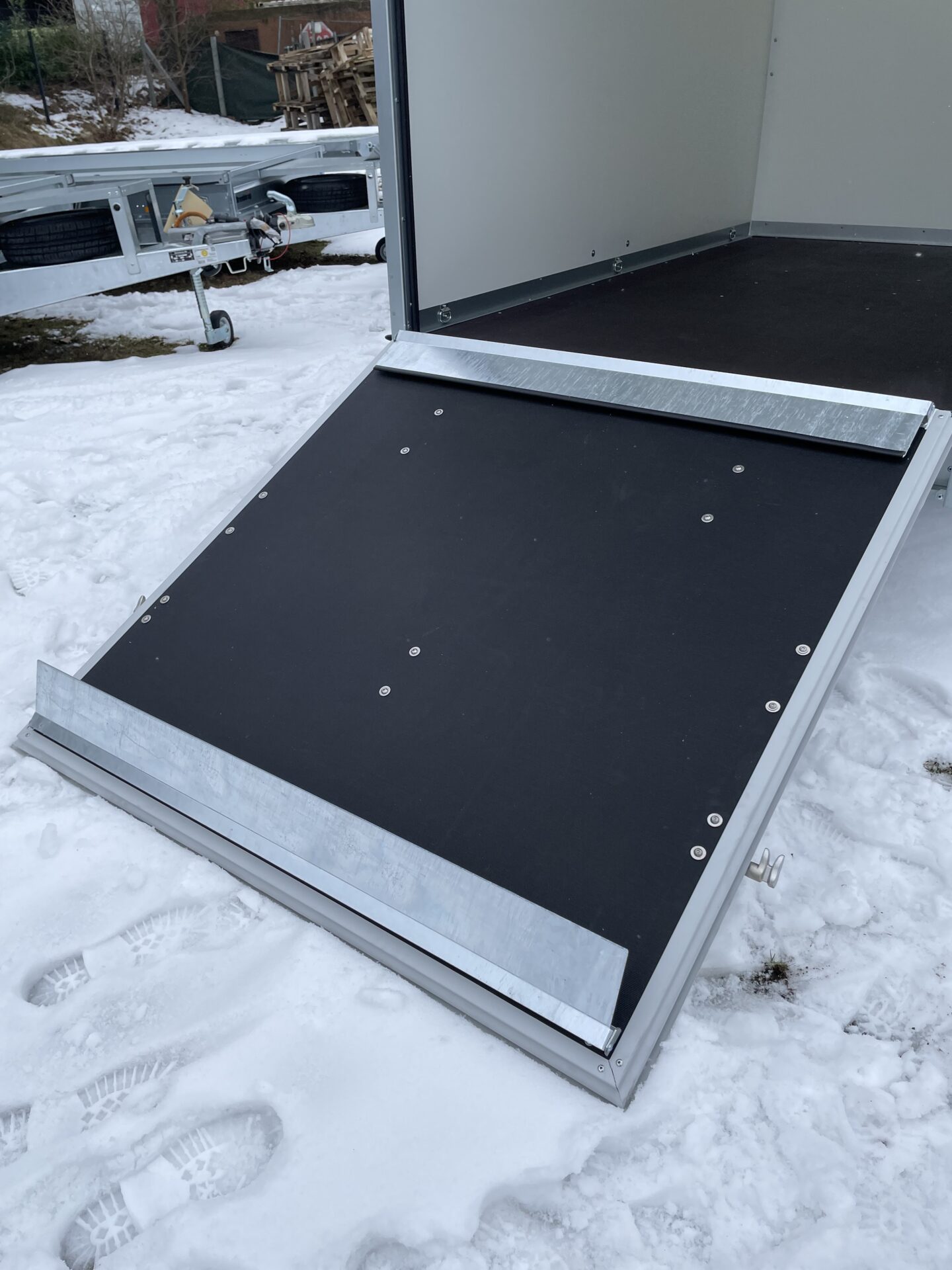 Brenderup CD260WBR1300, 1300 kg, Überfahrwand und Radstoßdämpfer – Bild 7