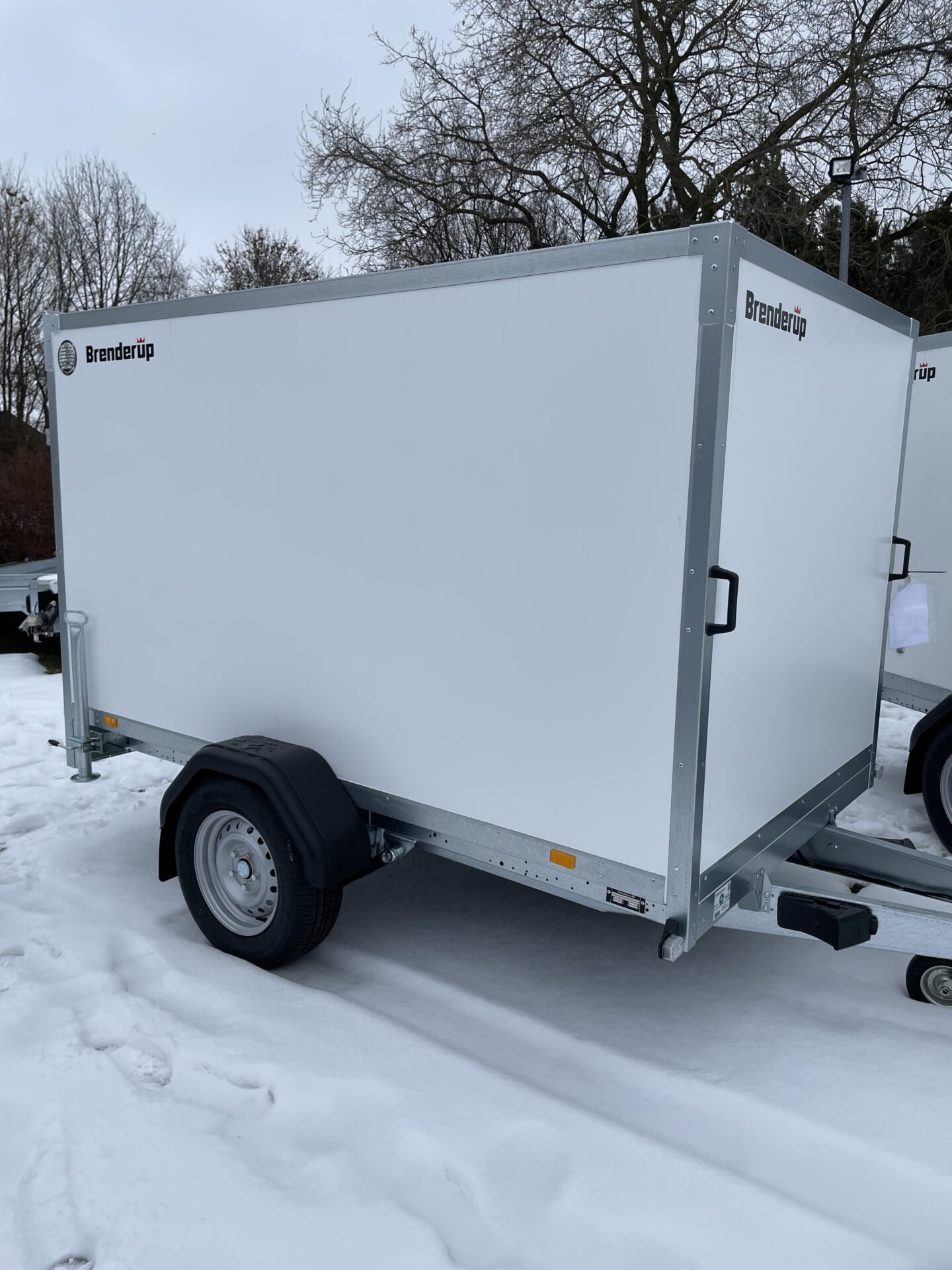 Brenderup CD260WBR1300, 1300 kg, Überfahrwand und Radstoßdämpfer – Bild 9